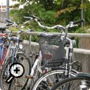 photo : A vélos et à motos